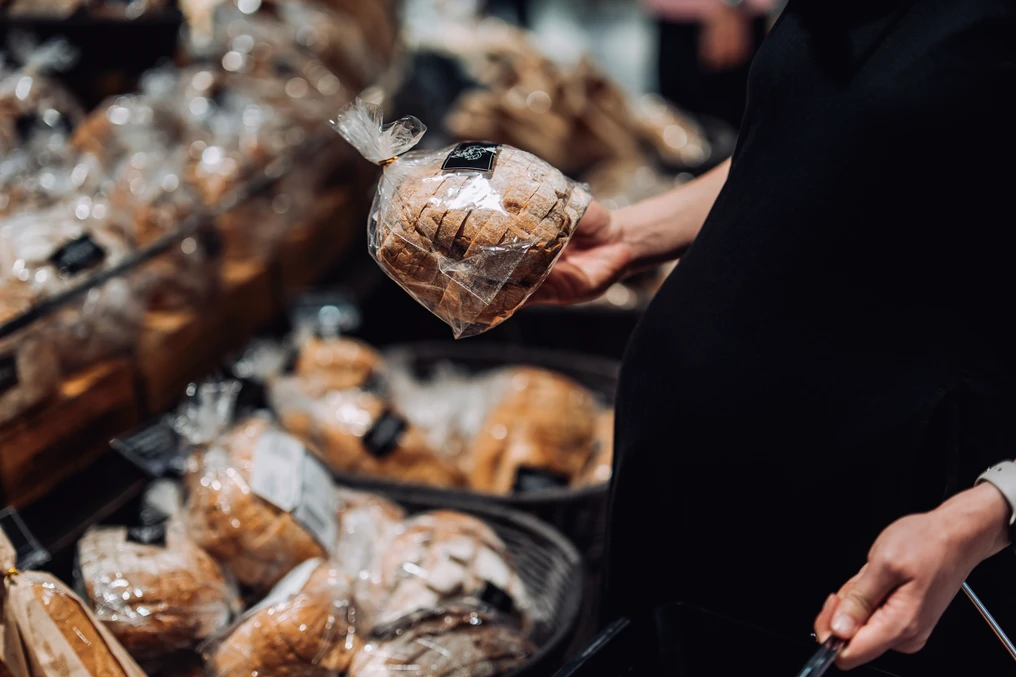 Pregnant_woman_choosing_bread_brand.jpg